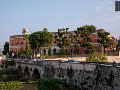 Il complesso si affaccia su Lama Balice, che in quel punto � percorsa dal suggestivo Pescara del Carmine, massiccio ponte ottocentesco che conduce al centro storico cittadino